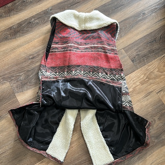 Me Jane vest size Medium Aztec style print with faux Sherpa lining - Picture 11 of 12